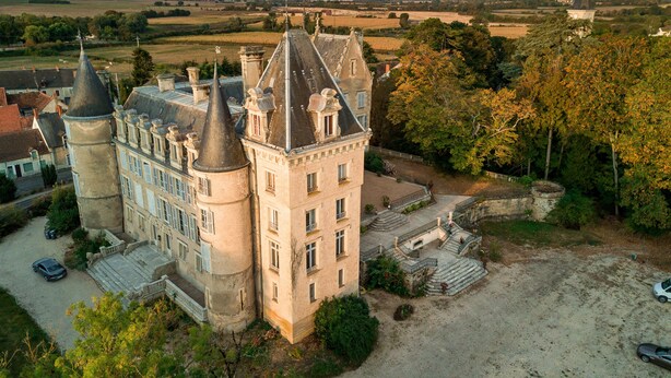 A large, historic building with multiple towers and a courtyard. - Great château close to Bourges  for 15 people (Blet)
