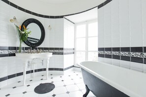 Bañera con ducha, secador de pelo, bidet, toallas