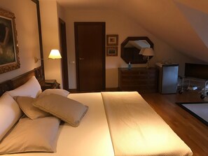 Escritorio, cortinas blackout y sistema de insonorización 