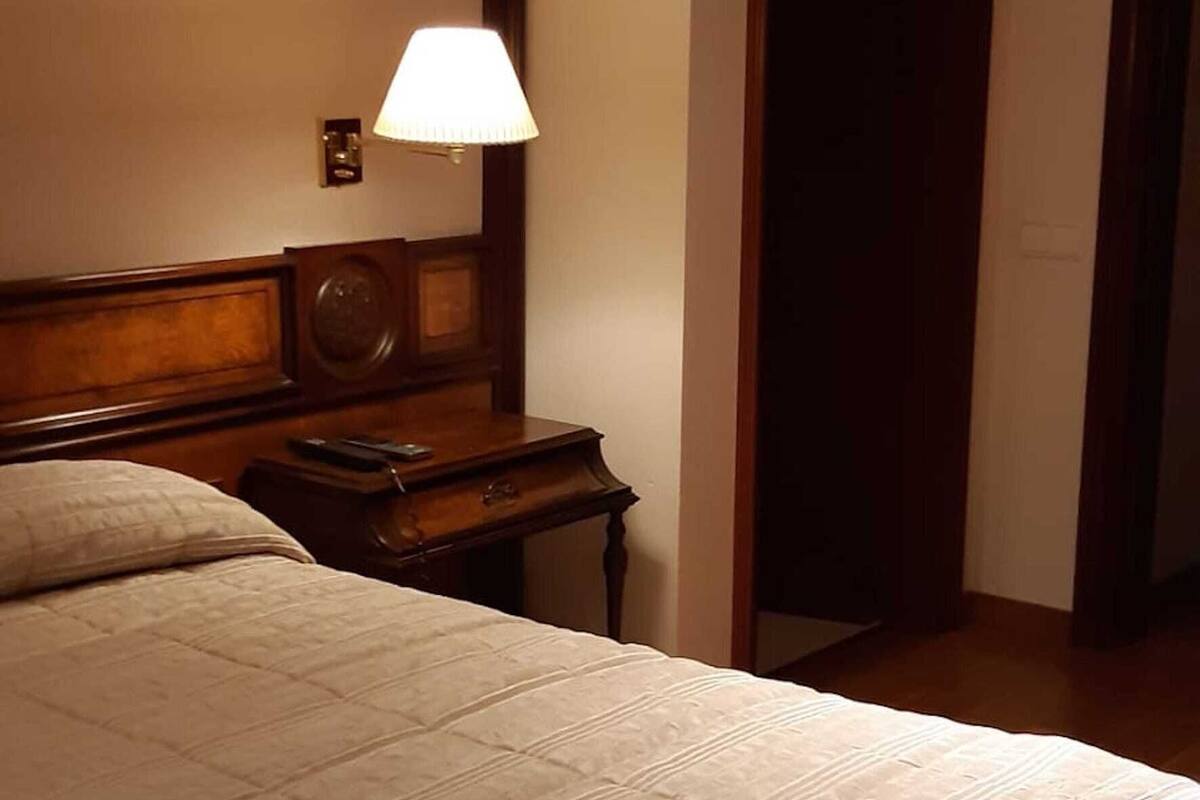 Escritorio, cortinas blackout y sistema de insonorización