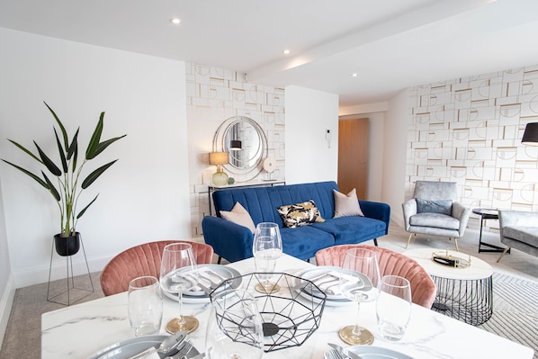 Appartement Luxe, 2 chambres | Coin séjour | TV connectée