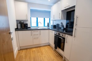 Full-sized fridge, microwave, oven, stovetop - Super Luxe 2 Bed Apartment Torquay - Stunning Harbour View - Near Babbacoombe & Beach. (Torquay)