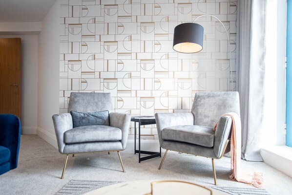 Smart TV - Super Luxe 2 Bed Apartment Torquay - Stunning Harbour View - Near Babbacoombe & Beach. (Torquay)