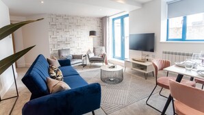 Apartamento de lujo, 2 habitaciones | Zona de estar