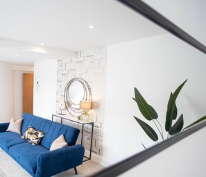 Smart TV - Super Luxe 2 Bed Apartment Torquay - Stunning Harbour View - Near Babbacoombe & Beach. (Torquay)