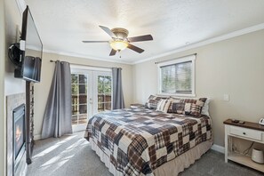 3 soverom, skrivebord, strykejern/-brett og reiseseng for barn