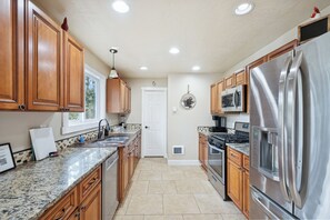 Kjøleskap, mikrobølgeovn, ovn og kokeplater