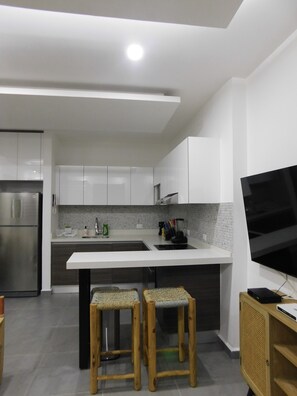 Een koelkast, een magnetron, een koffiezetapparaat/waterkoker