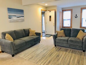 TV - South Wind, walk to the beach, zoo, & more! (Michigan City)