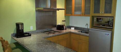 Een koelkast, een microgolfoven, een kookplaat