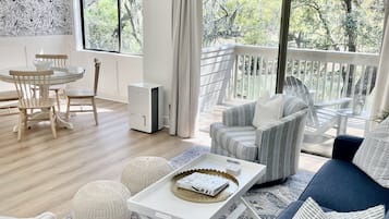 Smart TV, libri, impianto stereo, monitor per computer