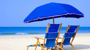 Una spiaggia nelle vicinanze, lettini da mare, teli da spiaggia