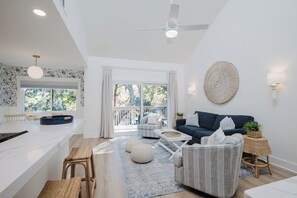 Smart TV, libros, estéreo y monitor de computadora 