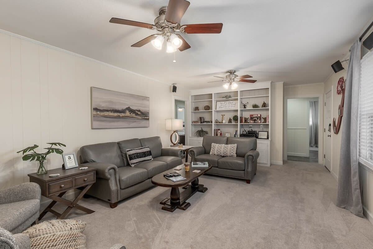 Televisión y chimenea 