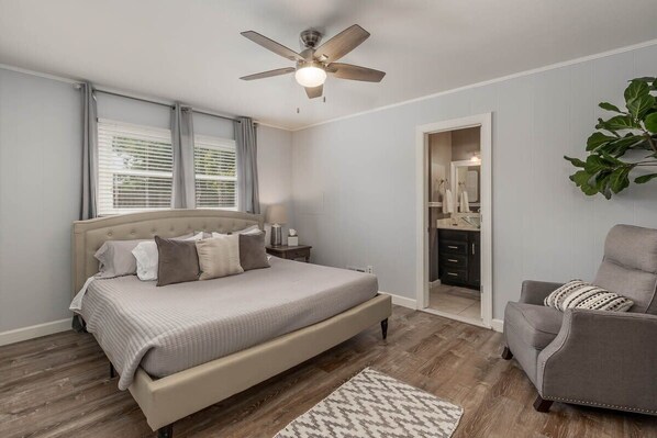 4 bedrooms, iron/ironing board, WiFi, bed sheets