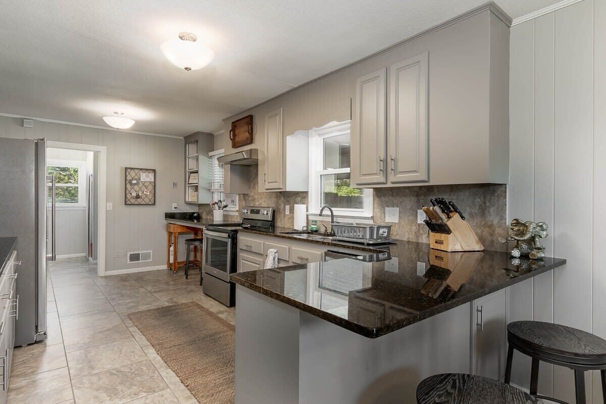 Frigorífico, microondas, horno y placa de cocina