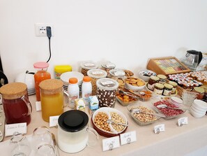 Free daily buffet breakfast - Villa Bellavista (Alba)