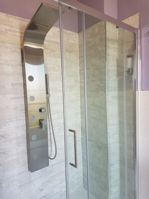 Deluxe Double Room, Balcony, Mountain View | Bathroom shower - Villa Bellavista (Alba)