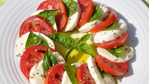 A plate of Caprese salad with tomatoes, mozzarella, and basil. - Villa Bellavista (Alba)