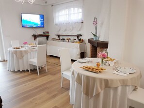 Free daily buffet breakfast - Villa Bellavista (Alba)