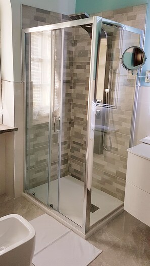 Deluxe Double Room, 1 King Bed, Garden View | Bathroom shower - Villa Bellavista (Alba)