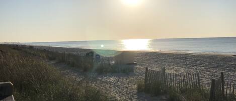 Ranta lähistöllä, aurinkotuoleja, rantapyyhkeitä