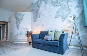 Leilighet – deluxe | Oppholdsrom | Flatskjerm-TV