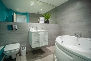 Suite estudio, 1 cama matrimonial, tina | Baño | Amenidades de baño gratuitas, secadora de cabello, toallas, jabón