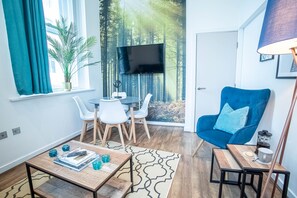Leilighet – standard, 2 soverom | Oppholdsområde | Flatskjerm-TV