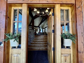 Interior - Rare ski in / ski out Breckenridge luxury retreat, great room, wkspace, hot tub (Breckenridge)