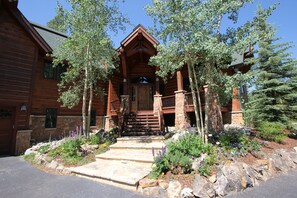 Exterior - Rare ski in / ski out Breckenridge luxury retreat, great room, wkspace, hot tub (Breckenridge)
