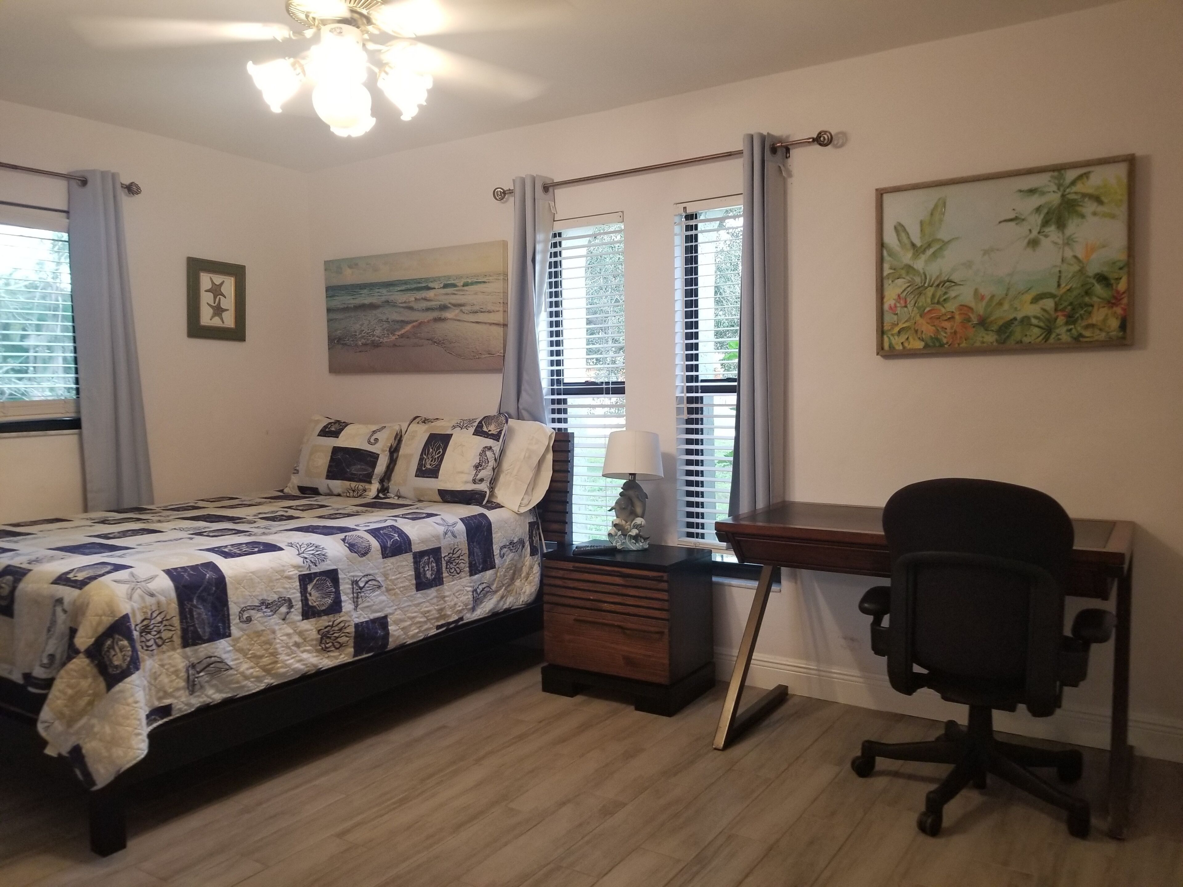 3 Schlafzimmer, Schreibtisch, Bügeleisen/Bügelbrett, Reisekinderbett