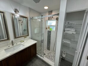 Combined shower/bathtub, hair dryer, towels, soap