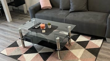 Una televisión, un reproductor estéreo