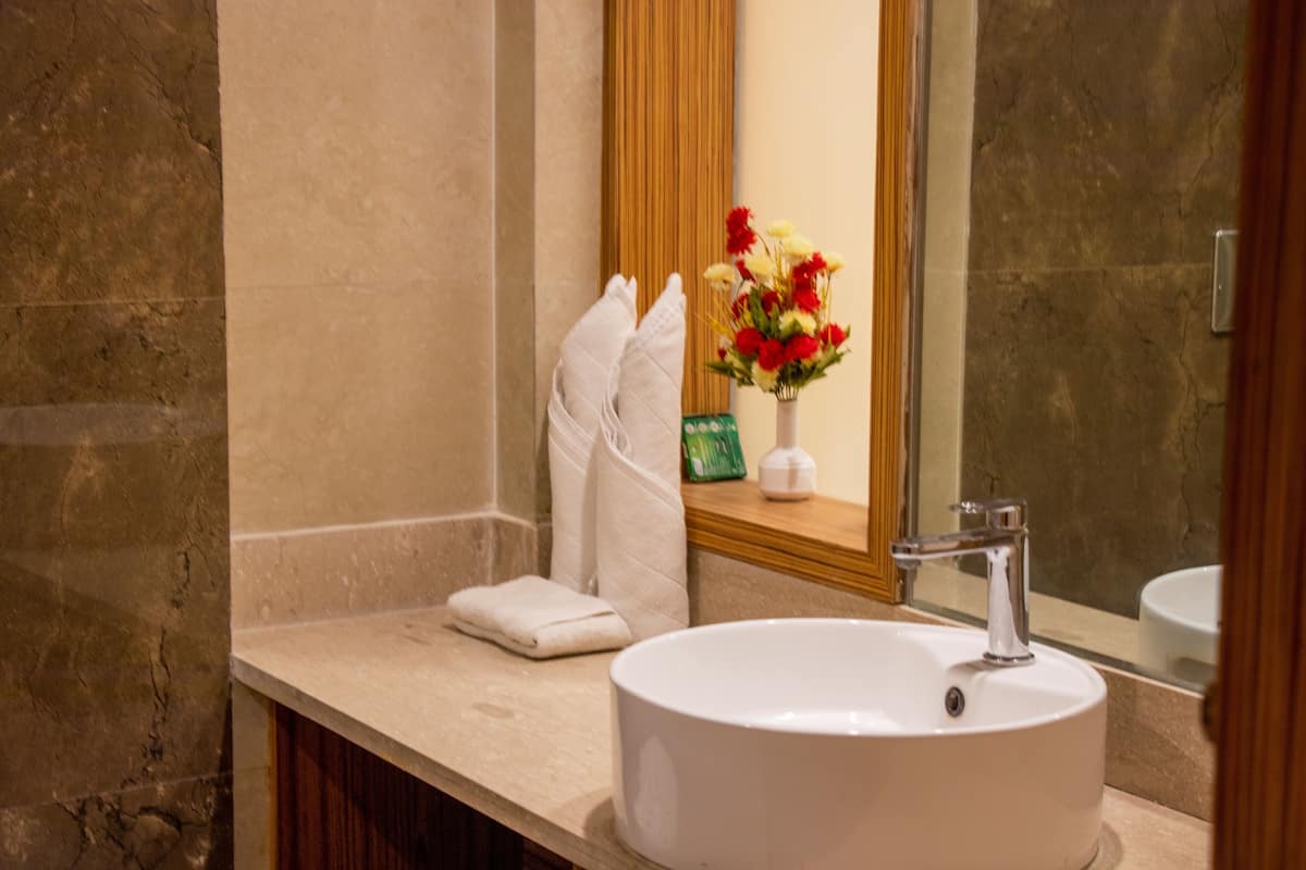 Shower, free toiletries