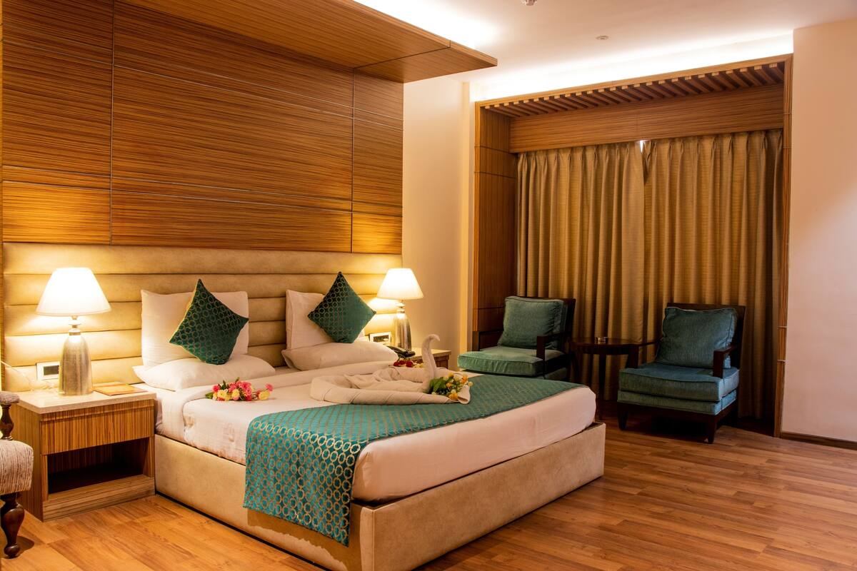 Executive Double Room | Desk, iron/ironing board, free WiFi, bed sheets