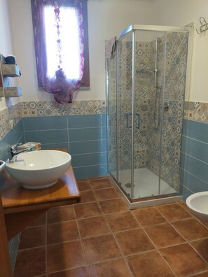 Dusche, Haartrockner, Bidet, Handtücher