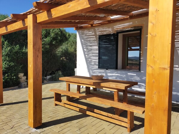Outdoor dining - Old renovated farmhouse 300 meters from the sea (Sardegna)