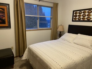 2 makuuhuonetta, silitysrauta/-lauta, ilmainen Wi-Fi, vuodevaatteet