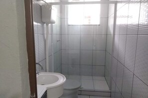 تجهيزات دش، مناشف، صابون، ورق حمّام