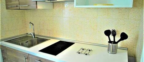 Frigorífico, microondas, placa de cocina y cafetera o tetera