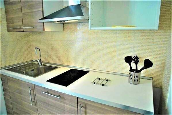 Kühlschrank, Mikrowelle, Herdplatte, Wasserkocher mit Kaffee-/Teezubehör