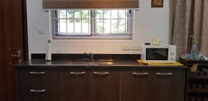 Réfrigérateur, micro-ondes, plaque de cuisson, bouilloire électrique