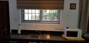 Réfrigérateur, micro-ondes, plaque de cuisson, bouilloire électrique