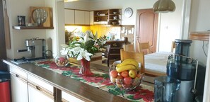 ثلاجة، ميكروويف، فرن، موقد طهي مسطح