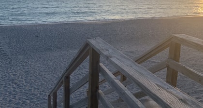 BEACH ACCESS! DOG FRIENDLY!