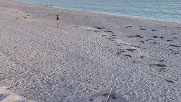 Beach nearby, sun loungers, beach towels
