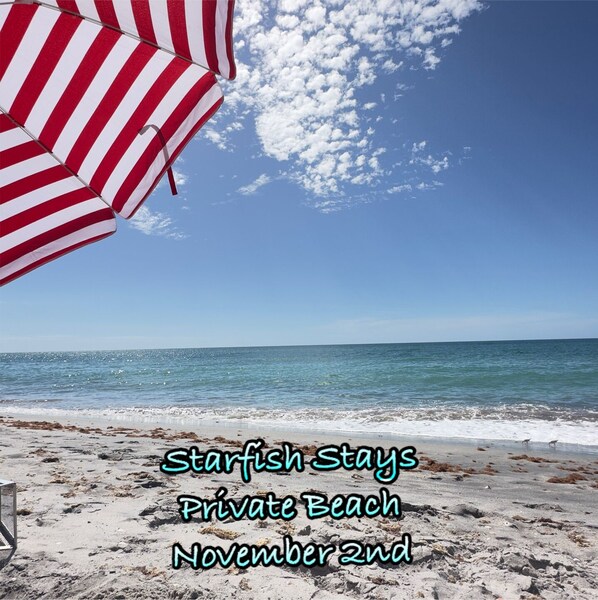 Playa en los alrededores, camastros y toallas de playa 