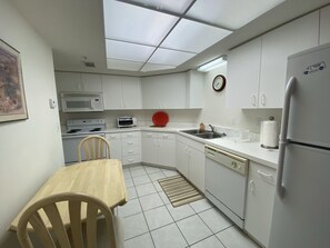 Frigorifero, microonde, forno, piano cottura