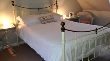 4 bedrooms, iron/ironing board, WiFi, bed sheets